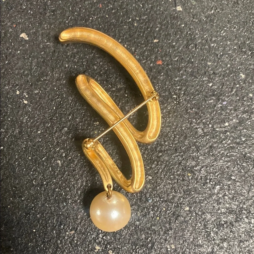 Elegant Gold Brooch with Pearl Accent